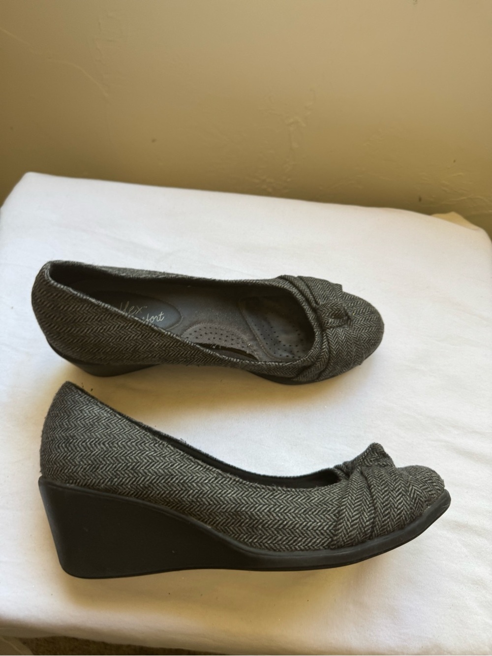 🖤 Dexflex Comfort Gray Herringbone Peep Toe Wedges 🖤 Size 8.5 Wide